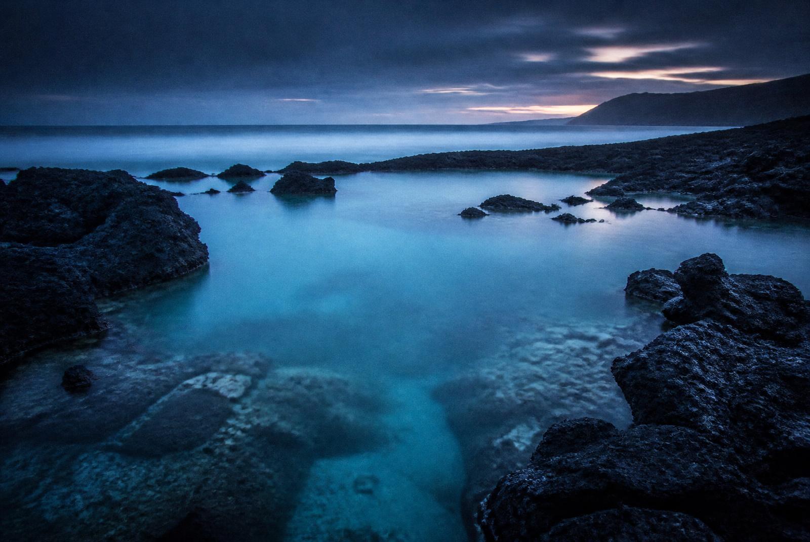 Littoral volcanique au crépuscule